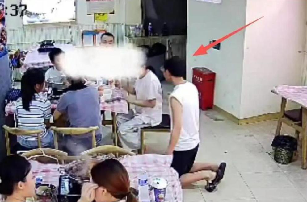 吃相真难看！7月4日，武汉一火锅店老板，当着满店客人，扑通跪下了。不是求饶，不是