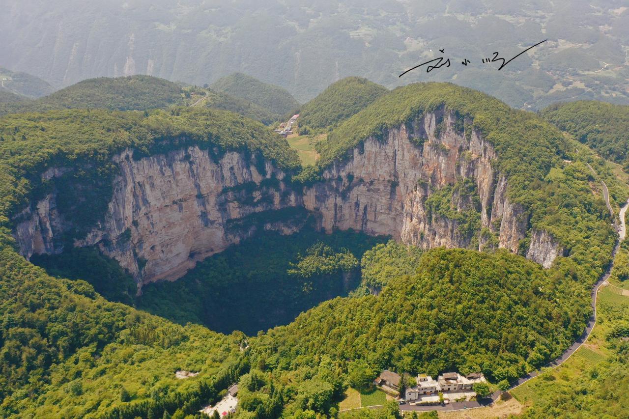 重庆有个“天下第一坑”，还是4A级旅游景区，从高空看像一颗爱心？

前段时间，我