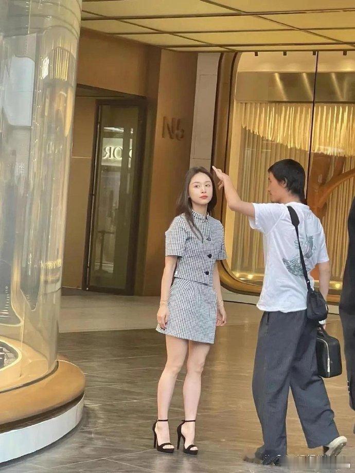 王子文颜值出众，然鞋跟过高拉低美感。身高虽无绝对优势，但气质与魅力可破局限，无需