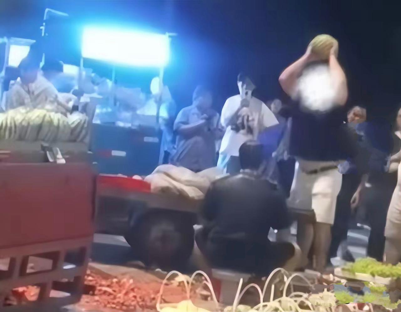【男子拿西瓜砸摊主并称全部买下！周兆成：花钱买不抵消暴力违法责任】
 
宁波北仑