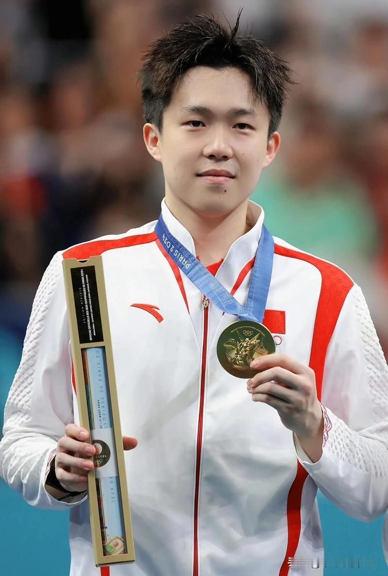 作为左手将，他的勾手发球极具迷惑性。手腕一抖，动作极隐蔽，上旋下旋傻傻分不清，落