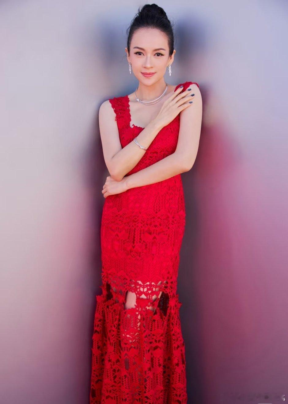 章子怡身穿华裔设计师谭玉燕 Vivienne Tam 品牌镂空红裙，佩戴 Tif