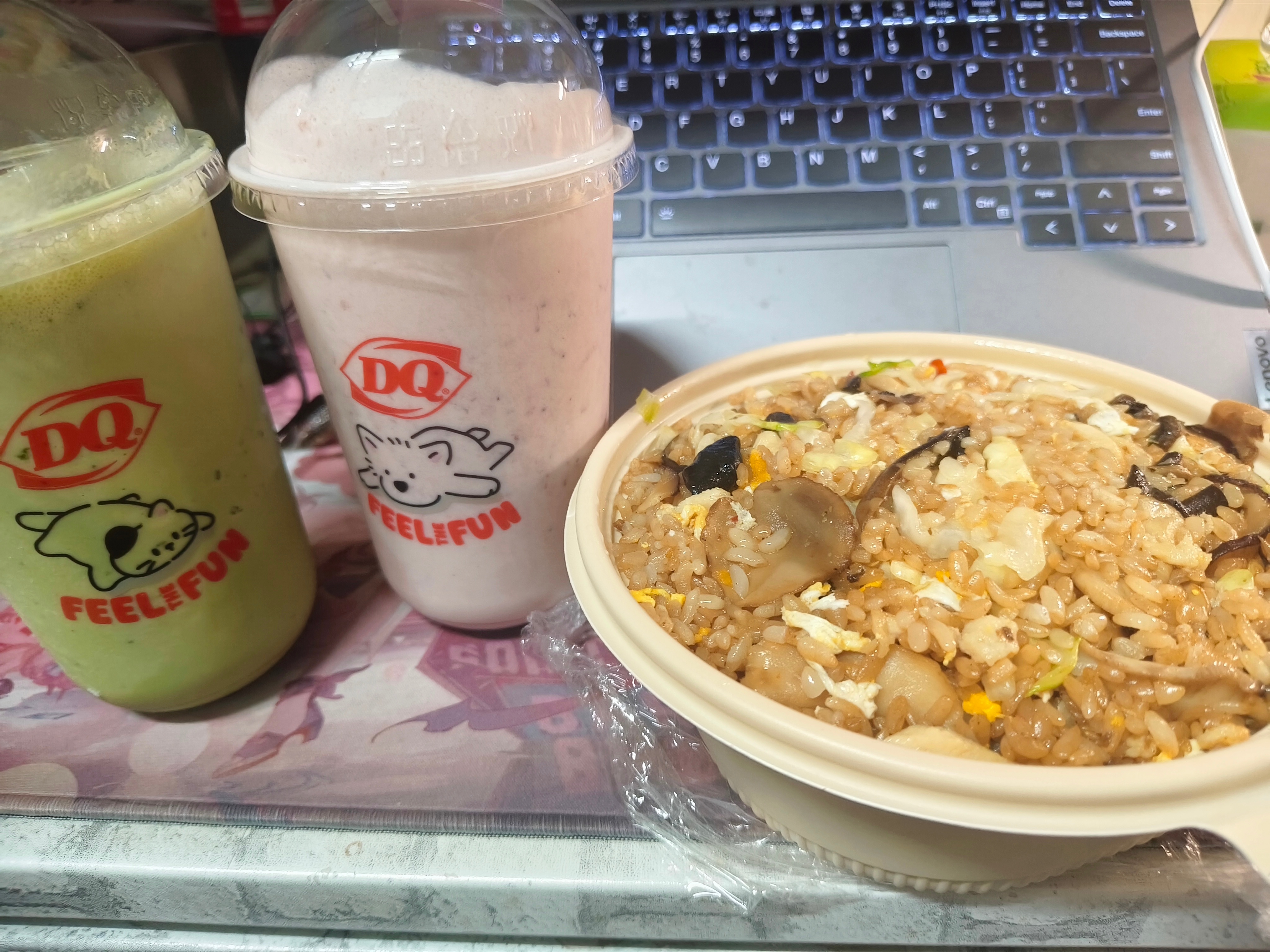 抹茶奶昔草莓奶昔和菌菇拌饭 