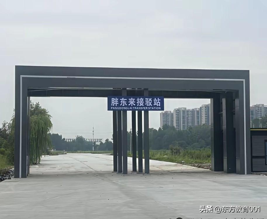 胖东来超市，开在哪里哪里就会拥挤，许昌天使城附近路边车满为患，许昌市政府、人大大