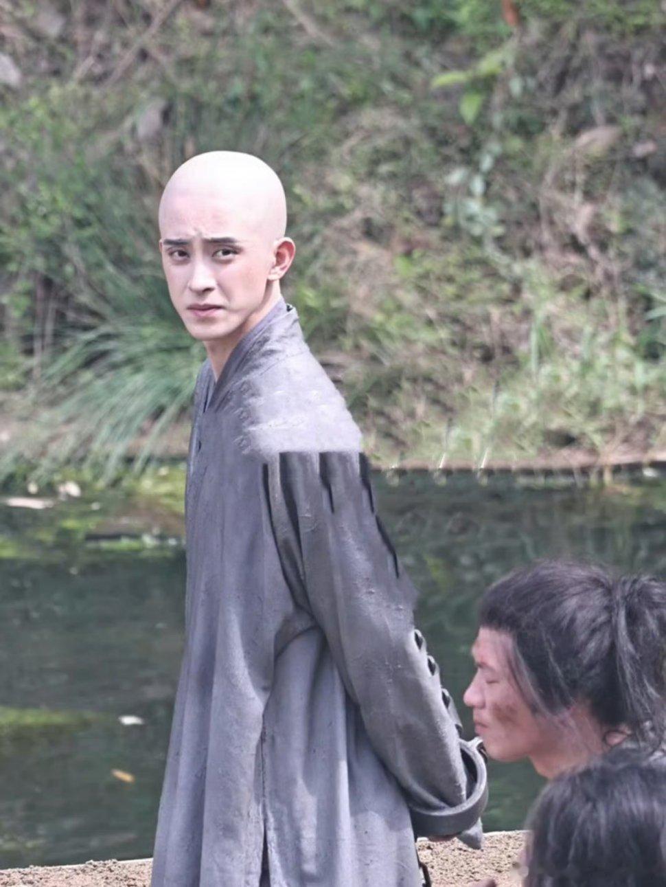 笑晕了 演光头不能剃光头的话 就不能找个好一点儿的头套嘛 后面都起褶子了…… ​