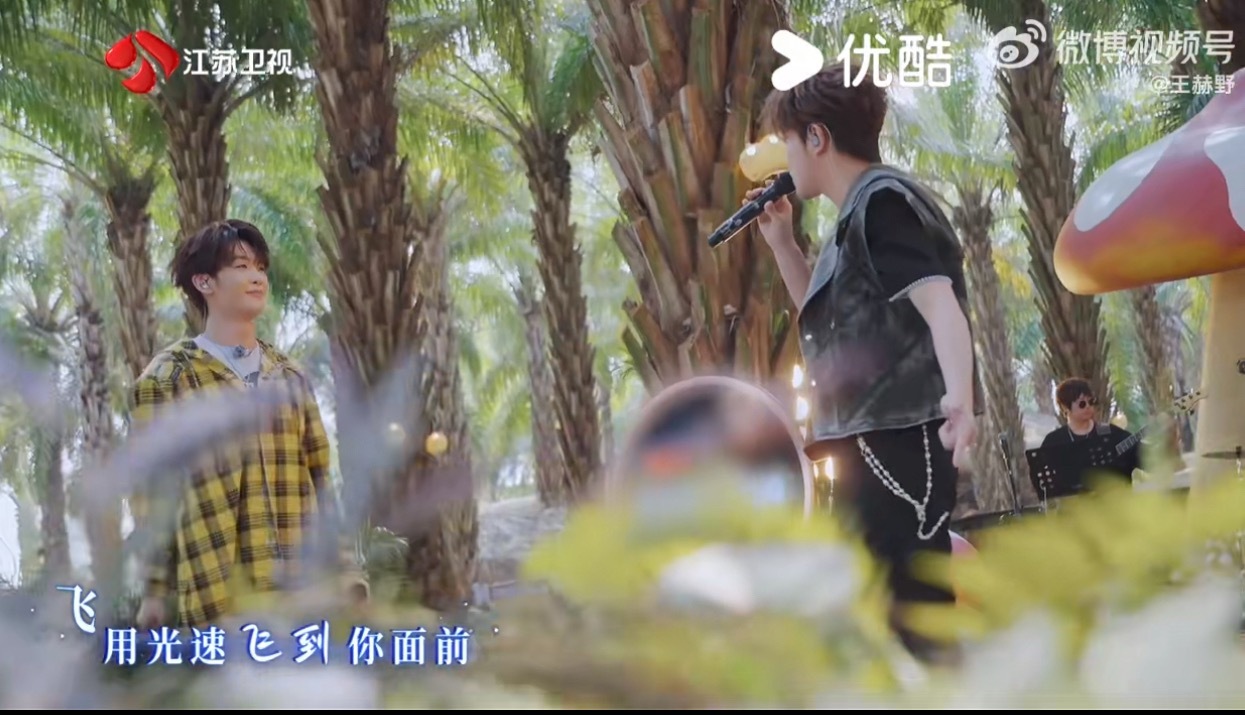 王赫野和张月唱出两个北半球一首歌唱出两个北半球王赫野的音色真的好，他的歌我都蛮喜