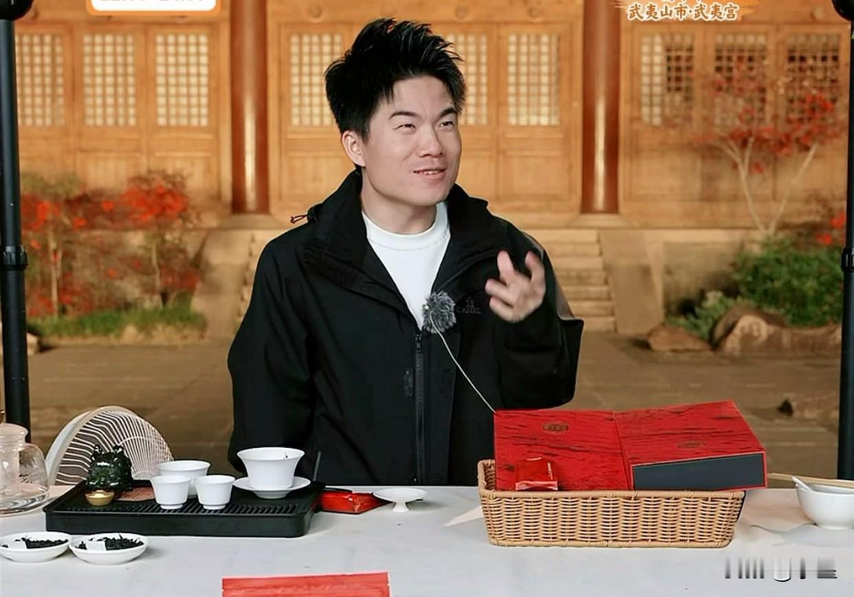 董宇辉福建行已经结束4天了
本以为黑他的个别茶商也该消停些
结果他们没完没了，说