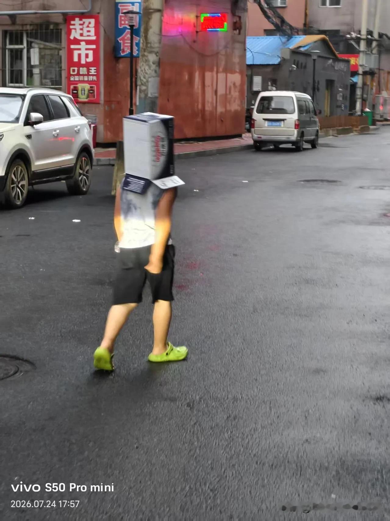 坐标吉林市， 2026年7月25日傍晚17:35分，在吉林市区突然下急雨时遇到了