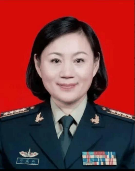 照片中这个女人就是许道江，她是开国上将许世友将军的长孙女，也是中国火箭军的第一位