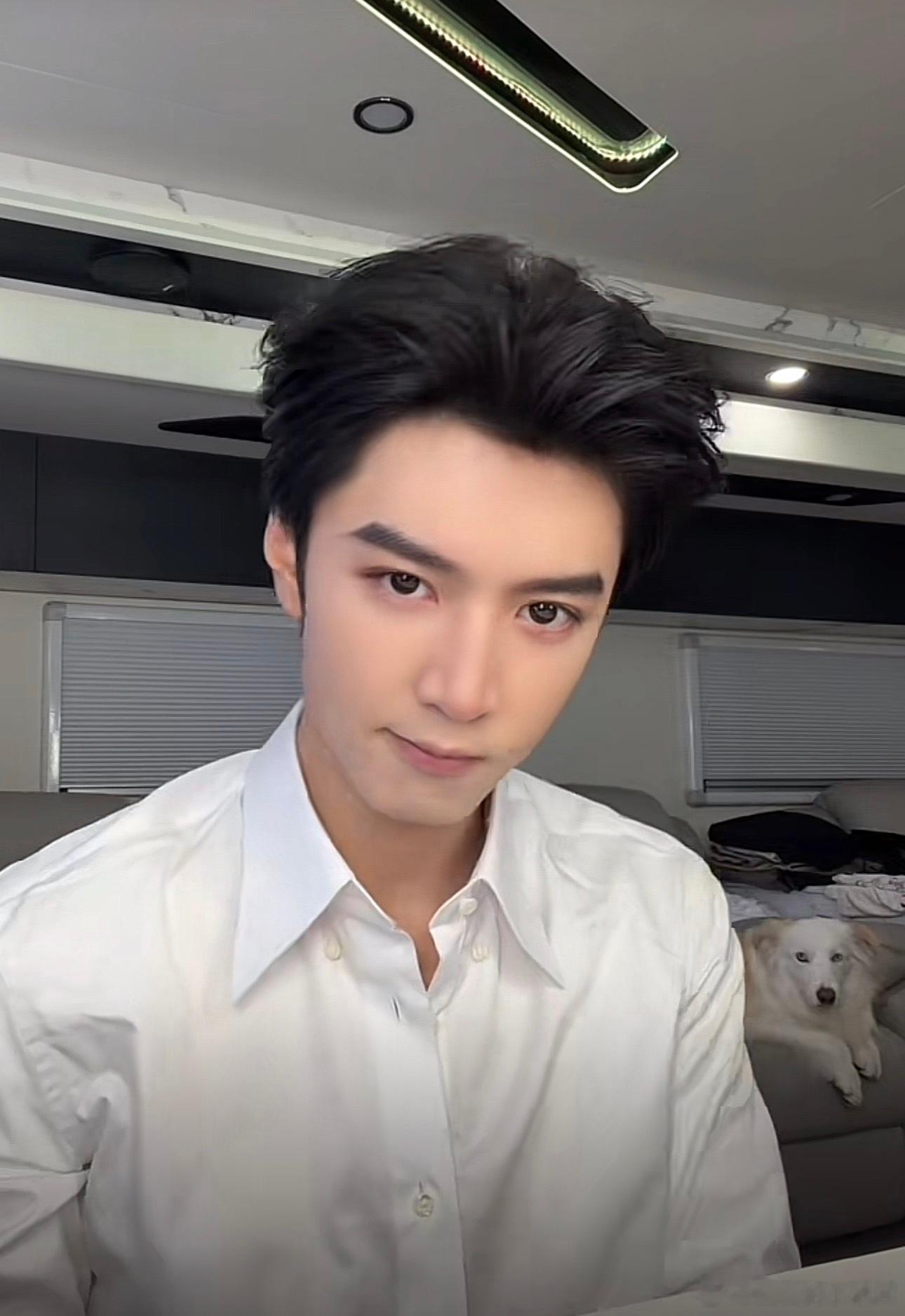 手势舞小王子更新啦🤩 小azan也有出镜了哦🥳 哥哥的表情像是下了某种决心?