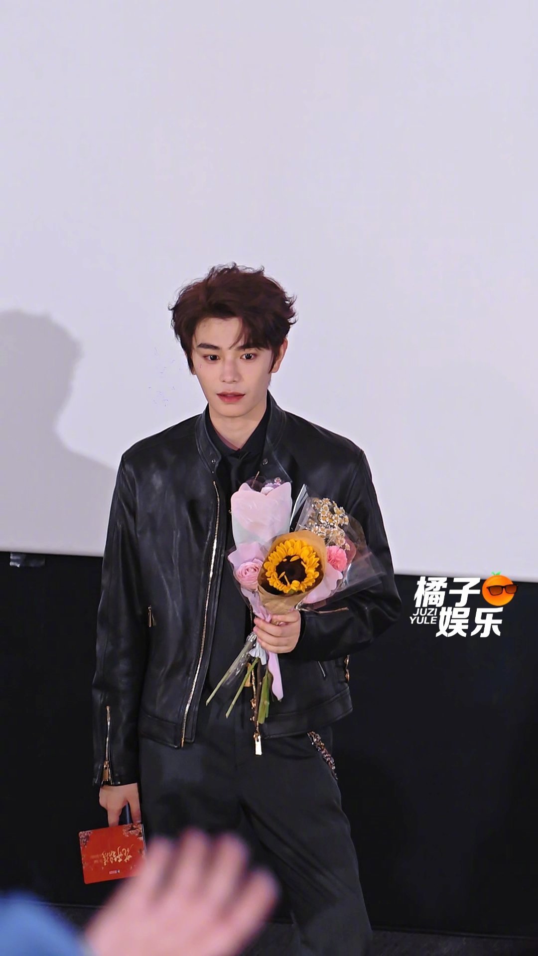 丁禹兮让把花往后面送丁禹兮也太会照顾人了吧担心后排观众拿不到花，特意叮嘱把花往后