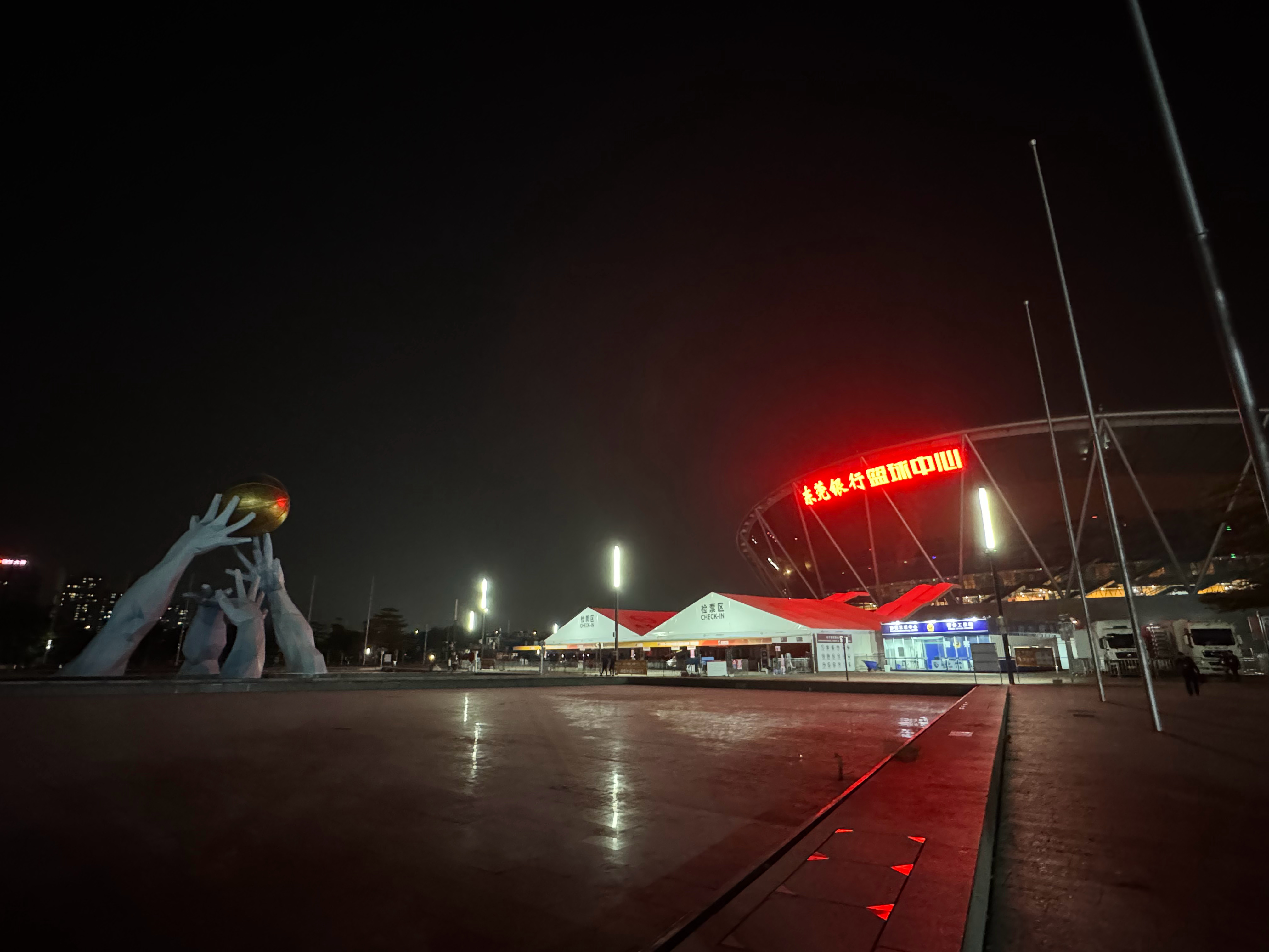 上赛季上海男篮同样在这里带走过一场常规赛的大胜，但后来我们都知道季后赛发生了什么