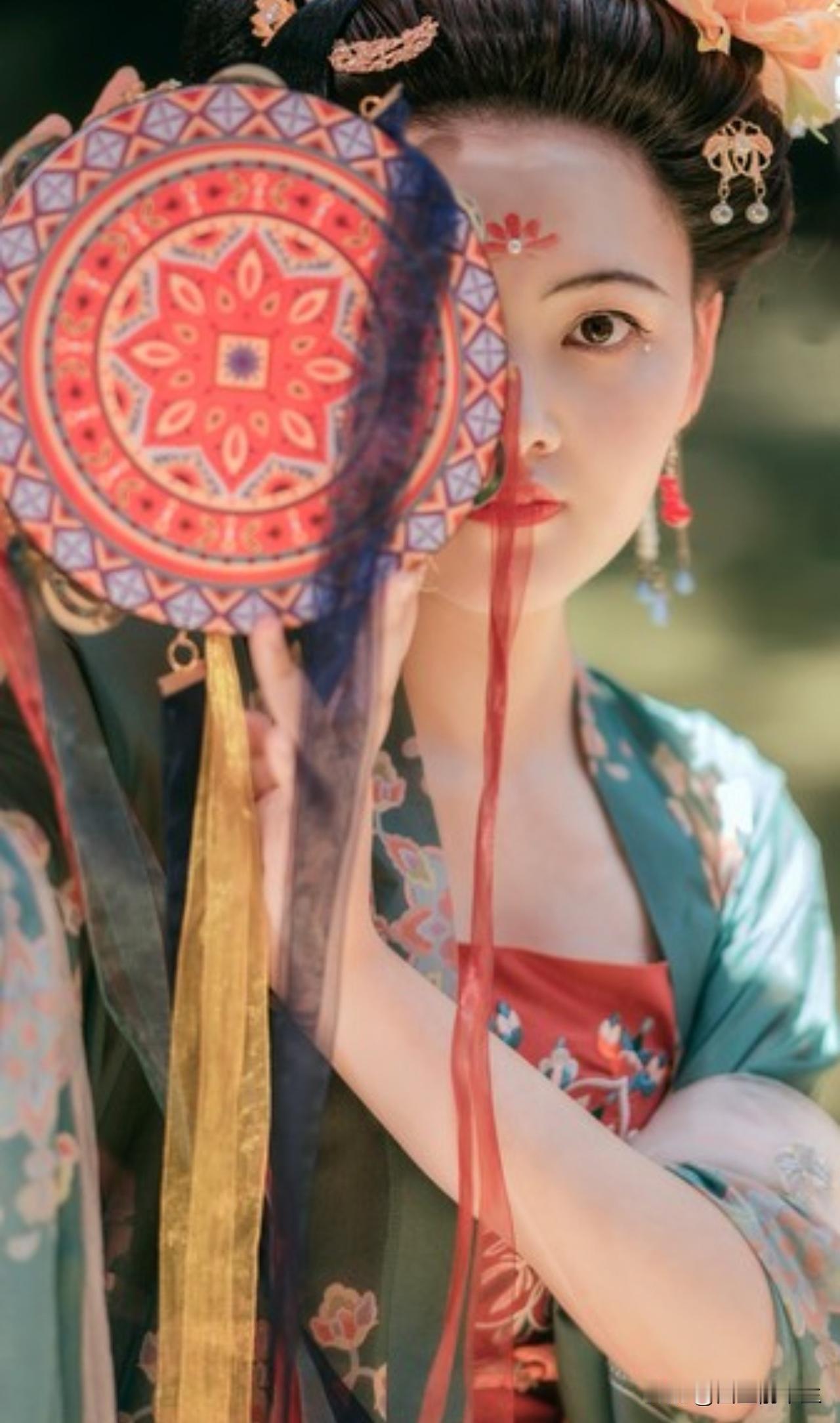 上官婉儿
 
襁褓之中因祖父获罪，沦为掖庭官奴，一生始于苦难、困于权力。
她天资