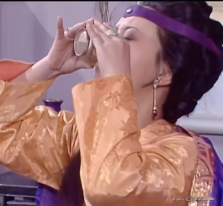 你们发现了吗？电视剧都有一个毛病：女主角把汤药一勺一勺地喂给男主角喝。

我每次