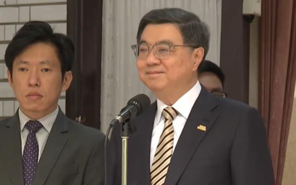 昨天台湾地区商业总会理事长许舒博组织了七大产业公会，召开了记者会要求民进党当局，