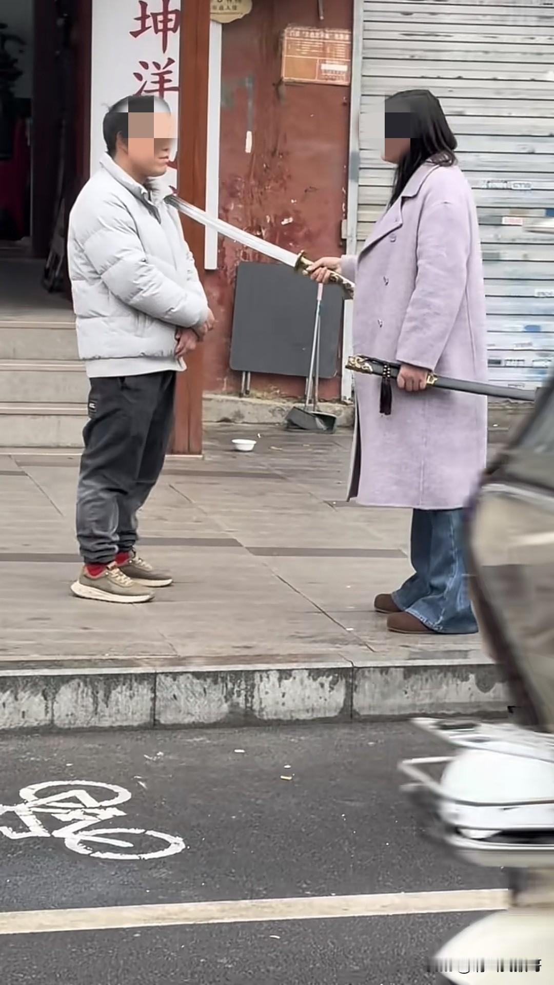 街头的这一幕，让我想起了一部电影