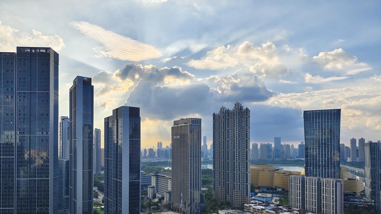 好像看到了那啥丁达尔效应[吐舌]