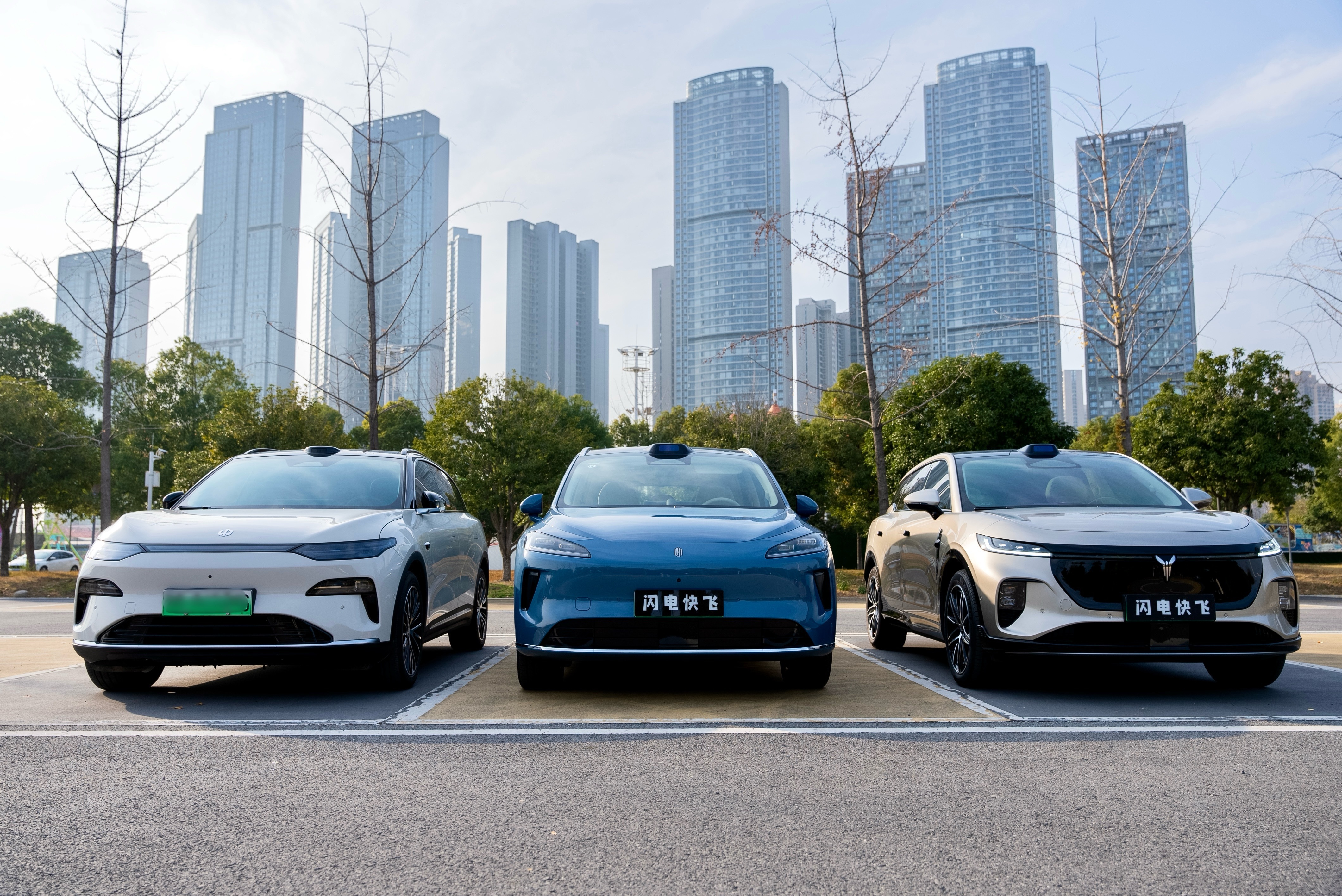 两张图片清晰的展示了透视和焦段的关系长焦的压缩感和广角的张力 