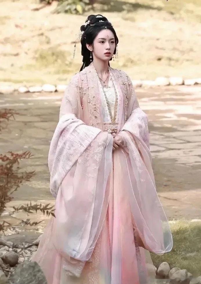 现在的衣服一定要从里到外都是同色系吗，好看但脸盲[晕] ​​​