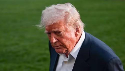 前脚刚在媒体上大肆索要高规格仪仗队，后脚就撞上了北京的闭门羹。
 
特朗普公开炫