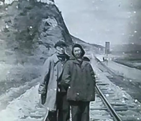 1952年，志愿军铁道兵三师师长黄振荣回国疗养，负责为他诊治的女军医周兰说，她与