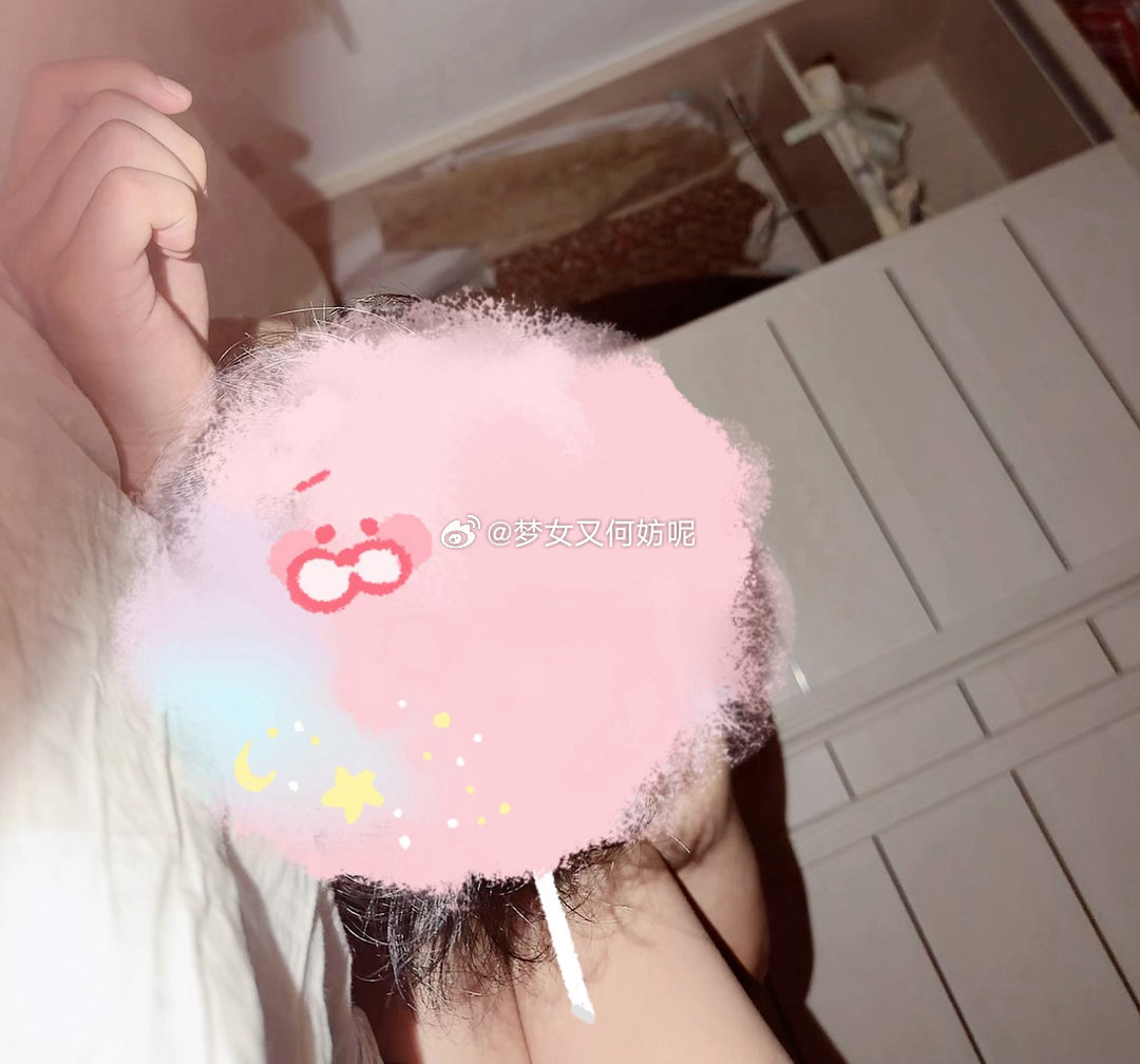 我气的睡不着 他竟敢抱着我的腿睡着了 还打起了呼噜 