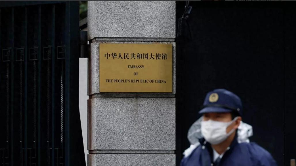 日本这次的通告来得猝不及防，没有太多铺垫就直接亮出“驱逐外交官”的筹码，要知道，