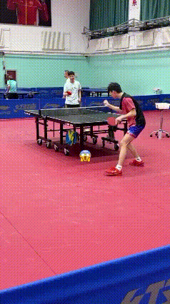 马龙和台北队郭冠宏对练，和香港队姚钧涛合影，两张照片穿的同一件衣服，同一天发布。