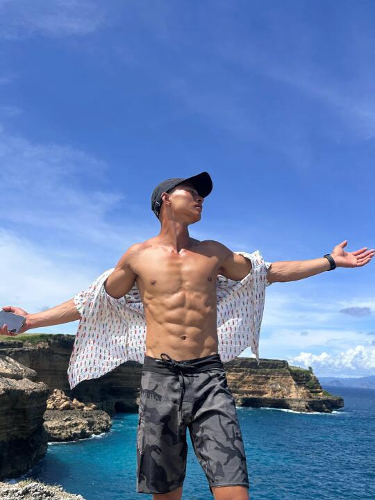 骑着摩托载着冲浪板穿梭在印尼的各个岛屿