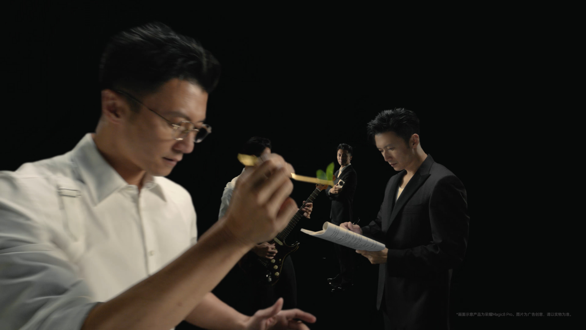 谢霆锋荣耀发布会 无论是作为顶流偶像的高光时刻，还是转型歌手、演员、主理人的全新