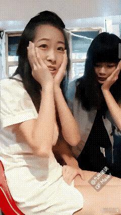 同寝室的两个女大学生小姐姐真会玩！
这是在干嘛？白衣服看的这么入迷。
马甲小姐姐