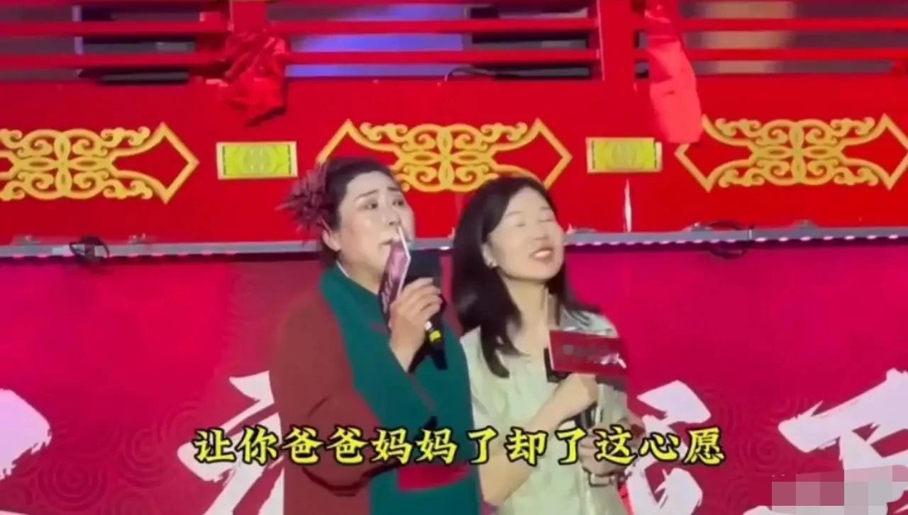 因为一个人，火了一座城。
河南开封的王婆，凭借一张快嘴，和一把可爱的小扇子，将全