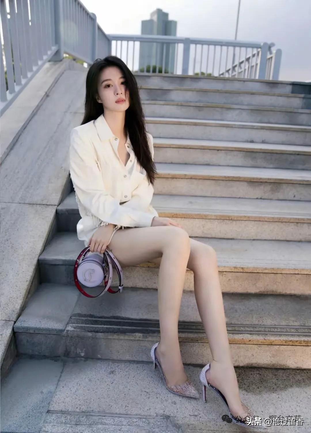 优雅都市女郎，时尚穿搭指南！