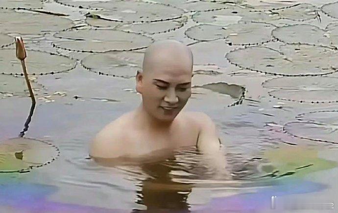 拍西游记那个年代 演员是真的敬业，唐僧洗澡的时候为了拍出佛光的感觉， 加了汽油[
