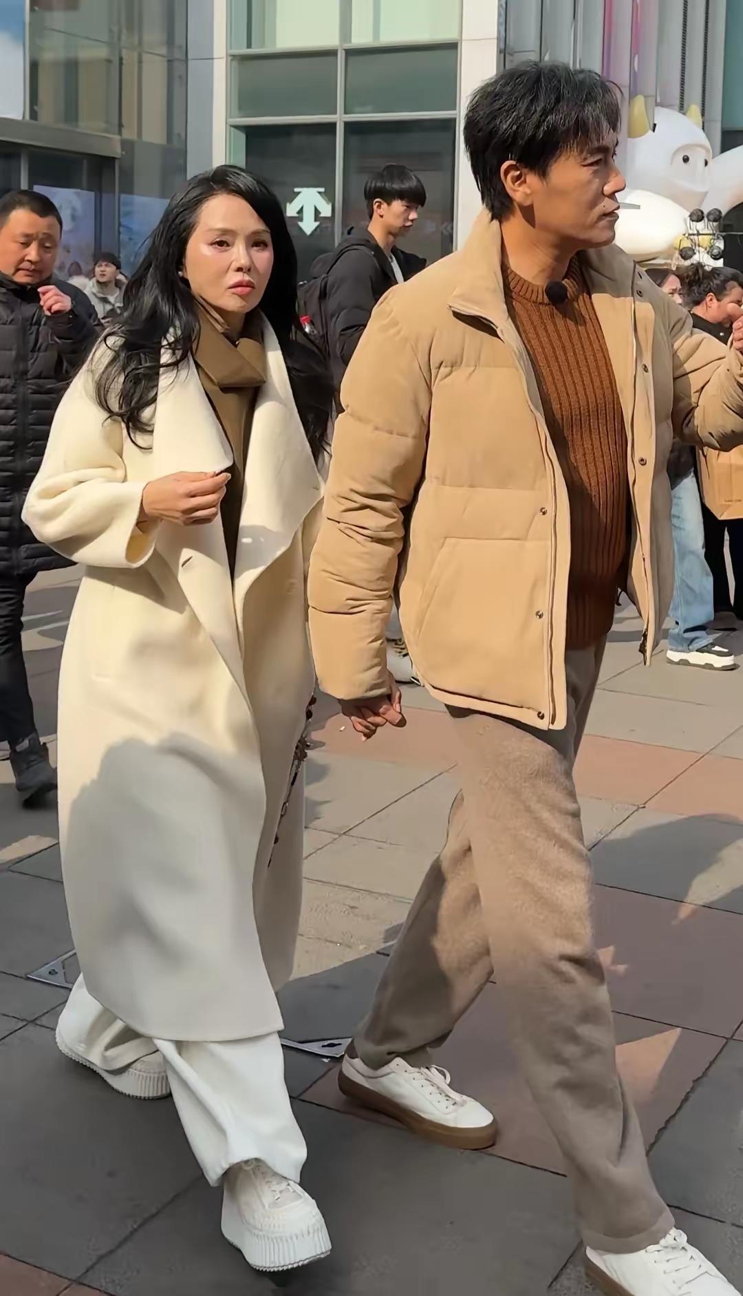 王菲与谢霆锋相差十岁，谢霆锋从青少年时期就很崇拜王菲；
伊能静比秦昊大九岁，童年