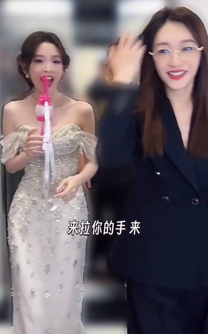 李小冉 我俩这是要去结婚呢唐艺昕和李小冉太好玩了，一来一回互动超有爱。俩人牵手一