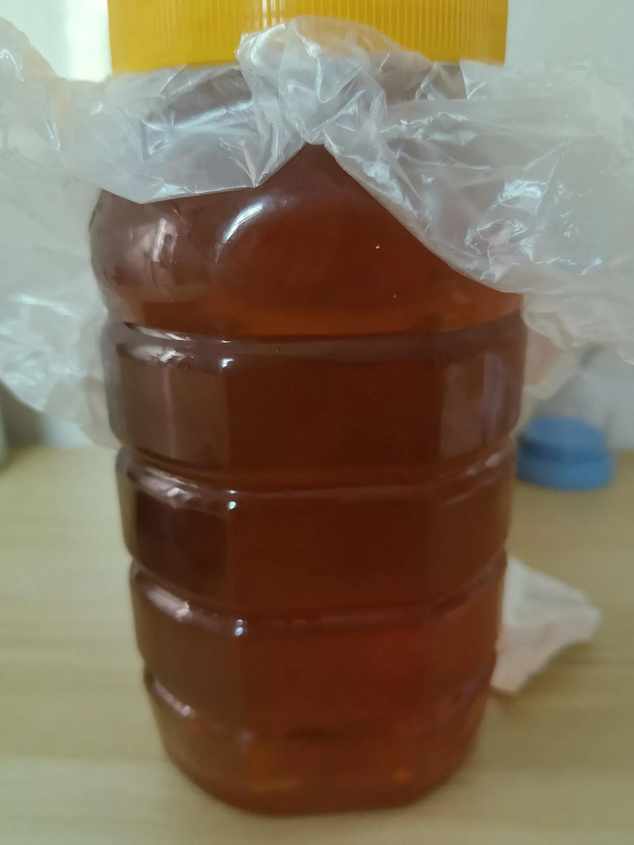 有没有广西养蜜蜂的朋友，
帮我看看这个蜂蜜是不是正宗的[机智]，
好像好多年前看
