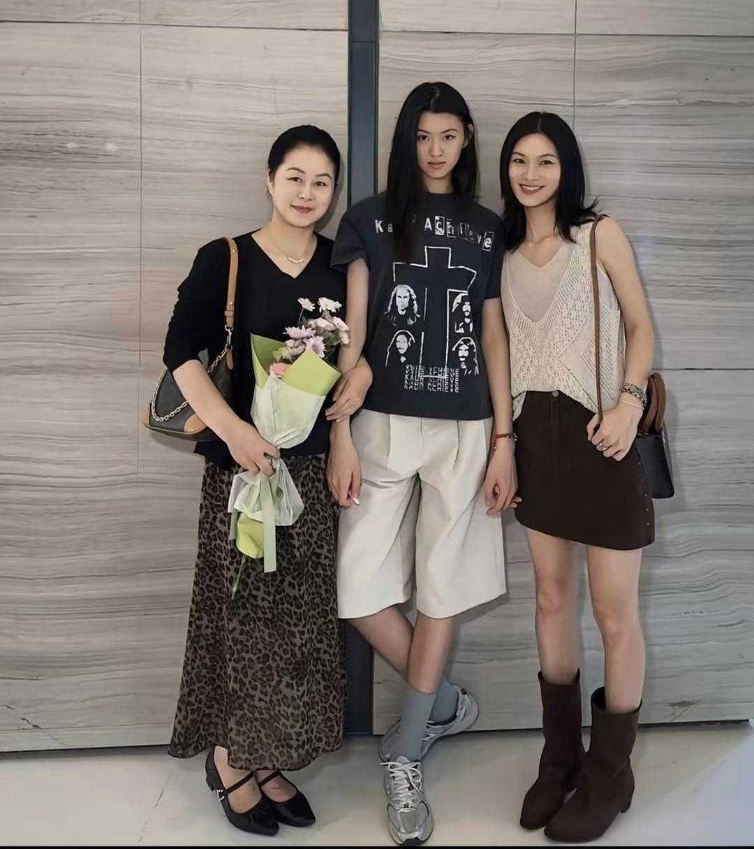 你敢相信这是女儿、妈妈、外婆三代人吗？外婆和妈妈也太年轻了。 