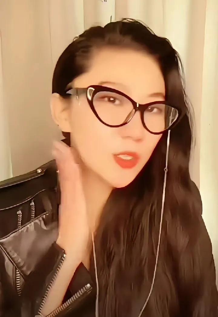 coco能够长达20多年维持120斤以下的体重，真的是一个很自律的女性了。虽然不