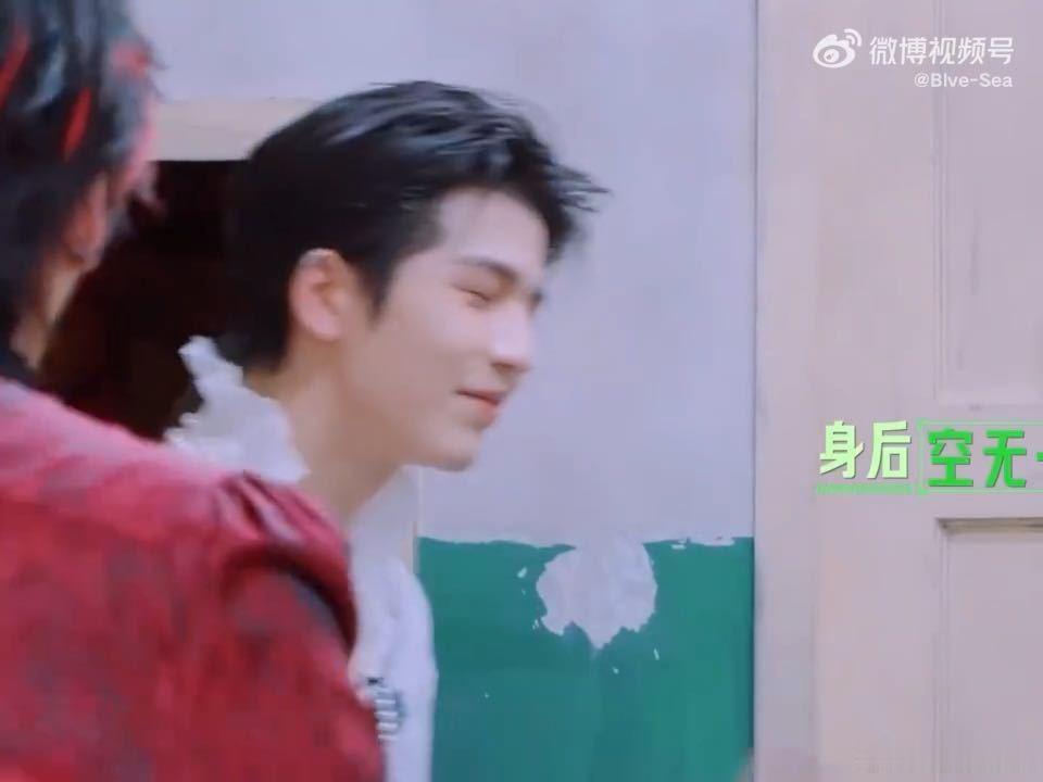 赫哥被全桌吐槽还坚持脸颊比心=抵脸，不管几只手。丁程鑫在旁边挠头，那股“我带来了