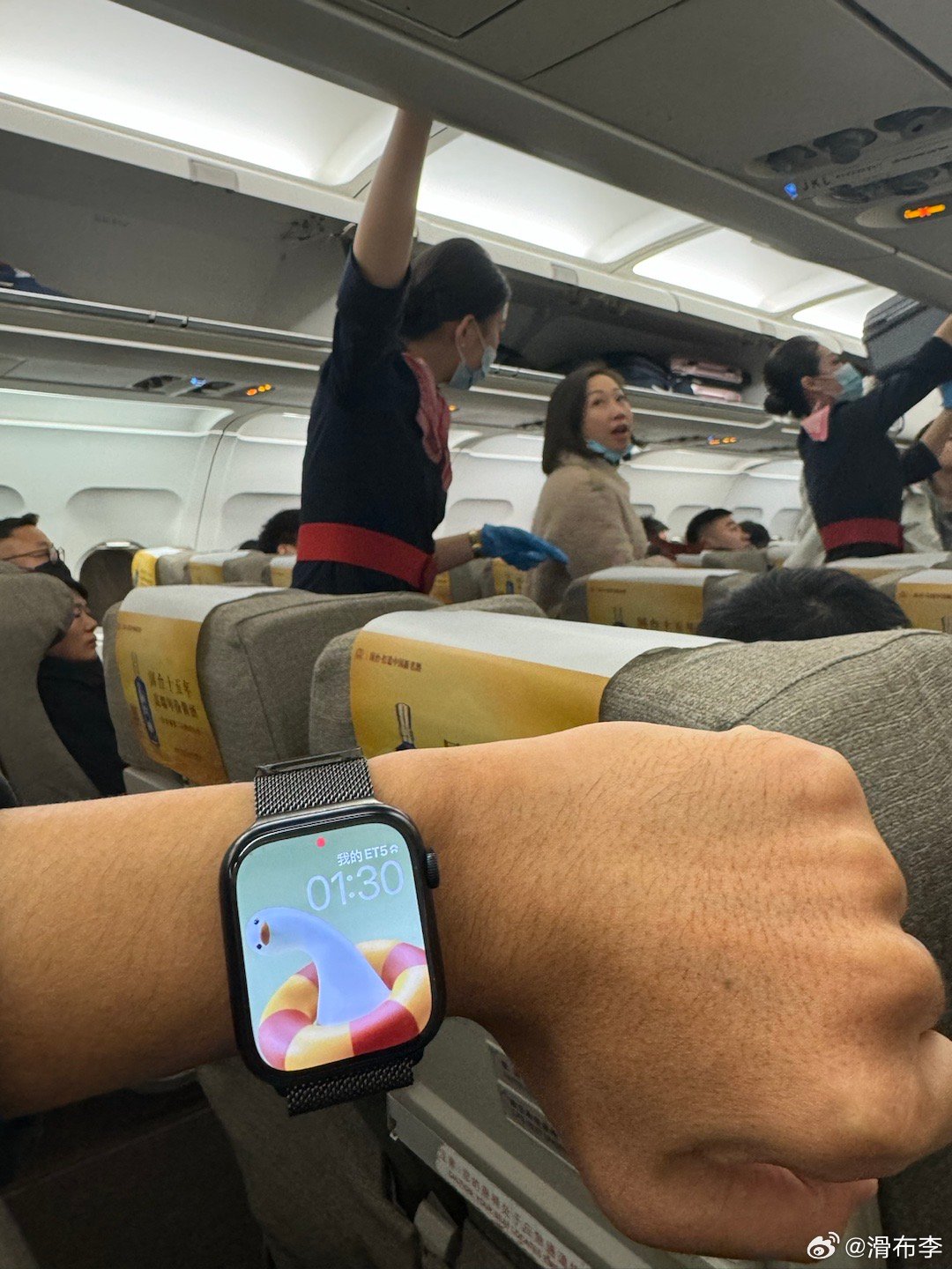 终于登机了，发现空姐都累的有声无力了。确实，其实航班延误，最辛苦的还是她们，全妆
