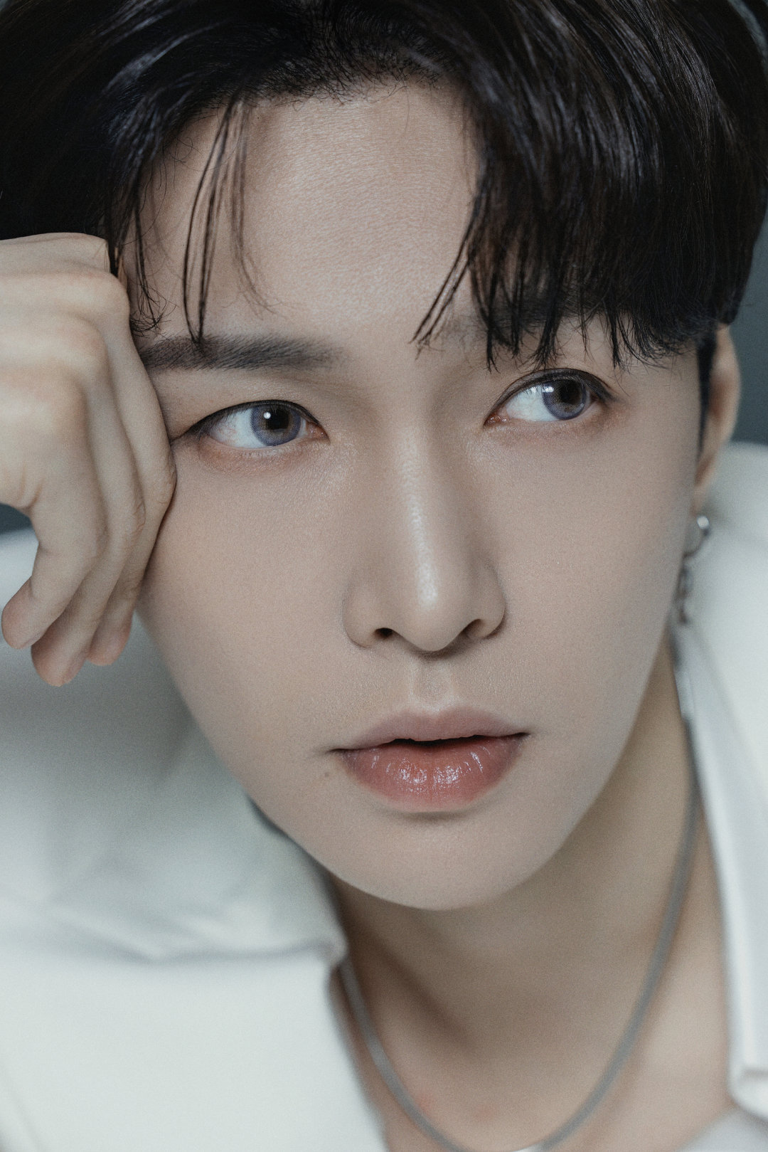 张艺兴出道十四周年写真张艺兴白西装写真大片 张艺兴出道十四周年写真，一身白色西装