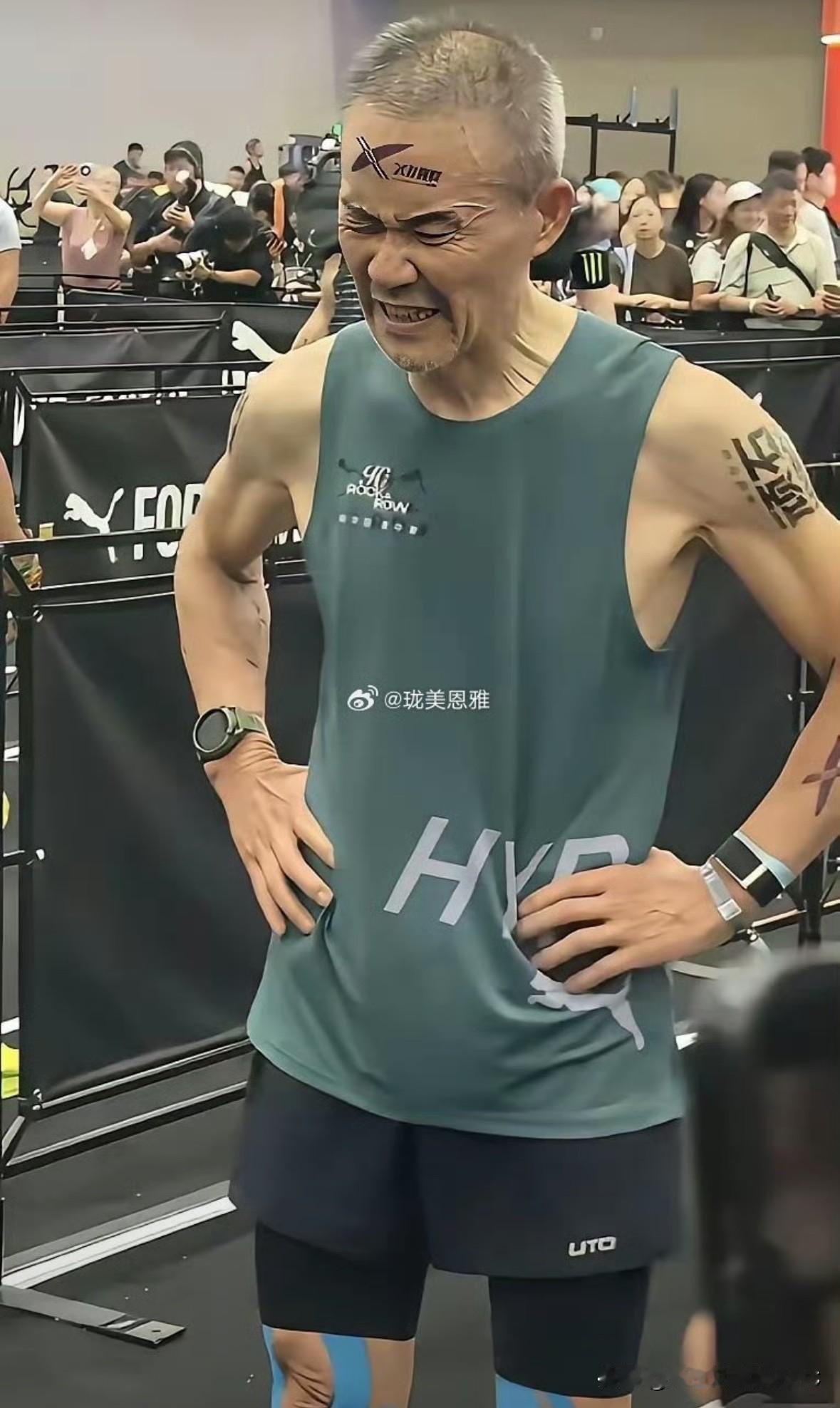 这表情是咋了?看他是真够拼的啊…