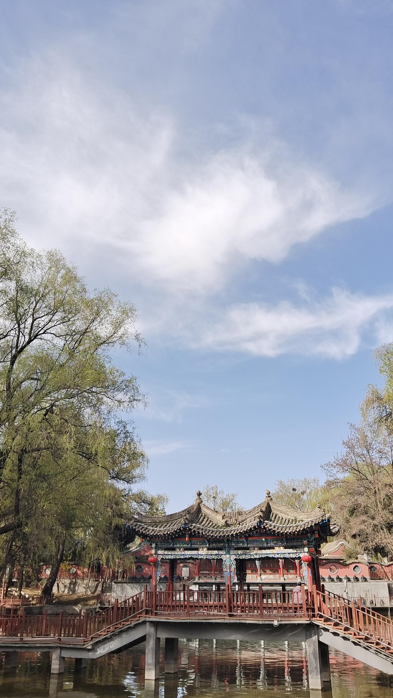 古桥流水，静谧悠然，感受岁月静好。在红园拍的天空，今天有点特别。云朵像是被一双无