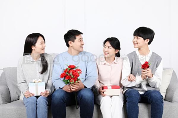 当年靠年轻貌美上位，结局却是在患癌症后，老公带着新欢去医院骂她：你怎么还不去死！