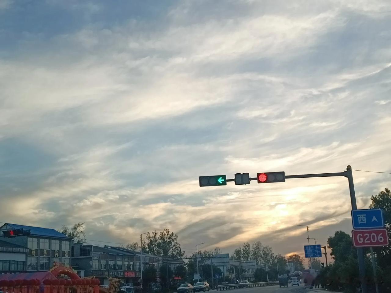 #秋日生活打卡季#
秋日傍晚，
自枣庄返程，
夕阳一路相随，
枣庄的日落和徐州东