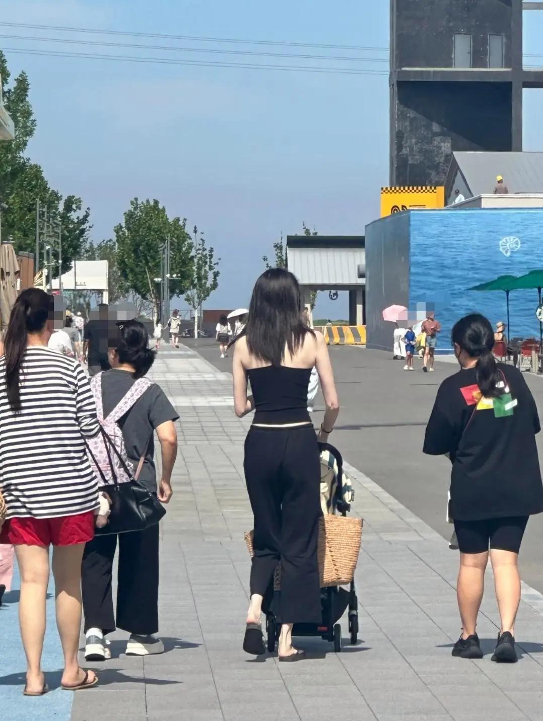 在阿那亚偶遇明星的概率有多大？
陈伟霆抱娃，何穗露背，郑恺遛狗，霍思燕带娃……