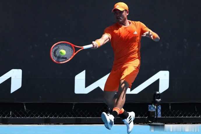 吴易昺五盘憾负无缘32强 💔澳网2026 男单第二轮，吴易昺 0比2落后强力搬