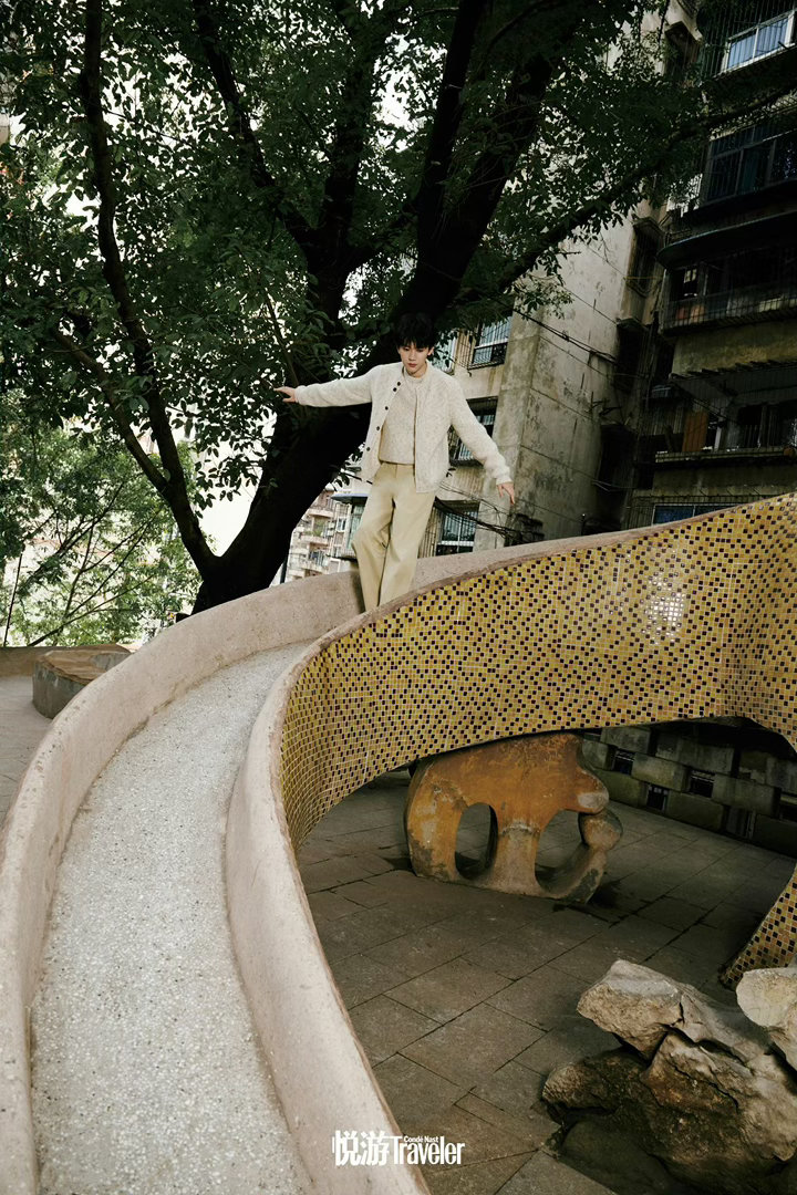 周翊然回家乡拍杂志封面周翊然成名后首回重庆拍封面 周翊然回重庆拍封面，算是一次特