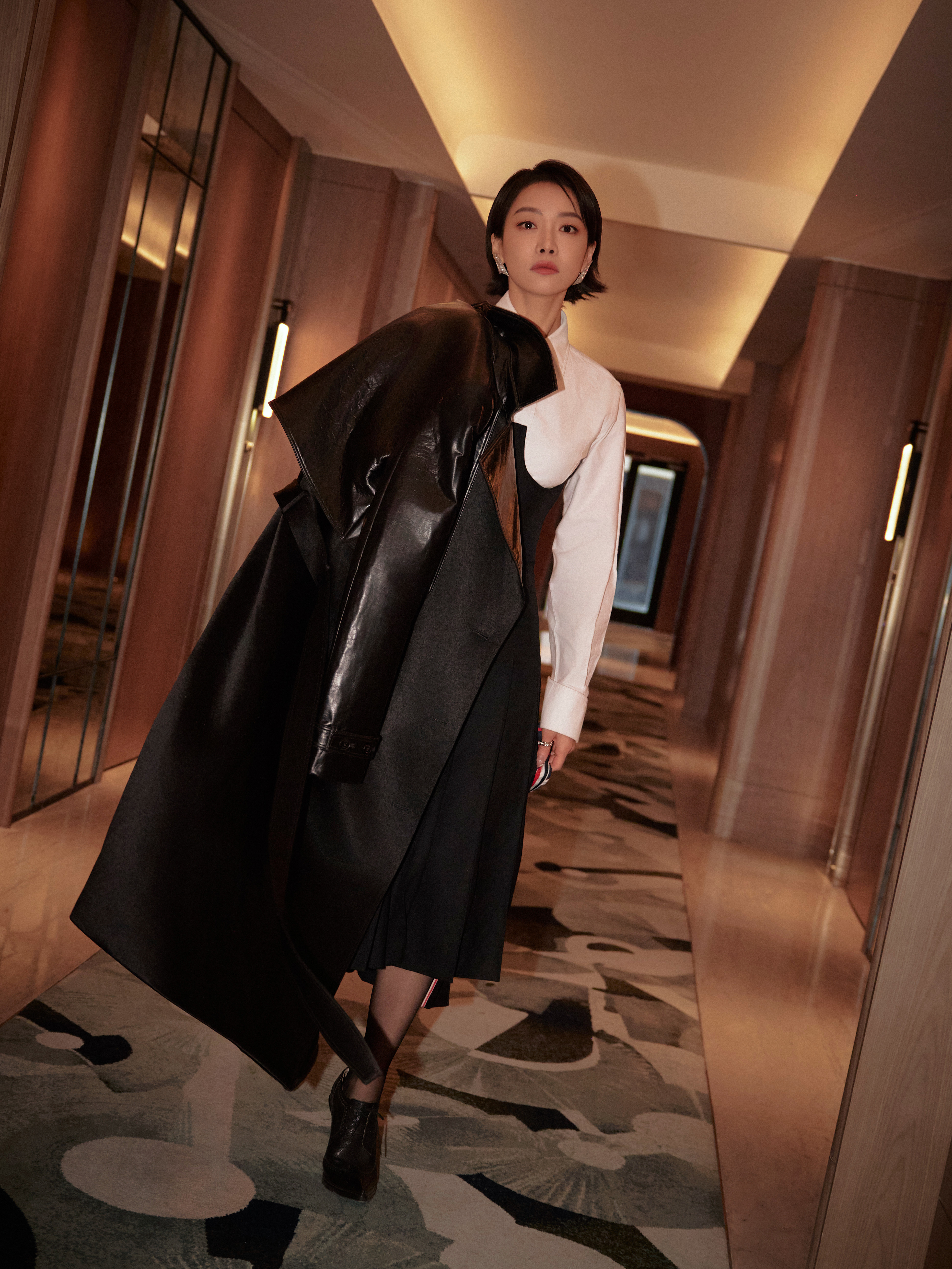 宋茜   暗调叙事，悄然开启。记录游离于日常的瞬间，故事感已就位。